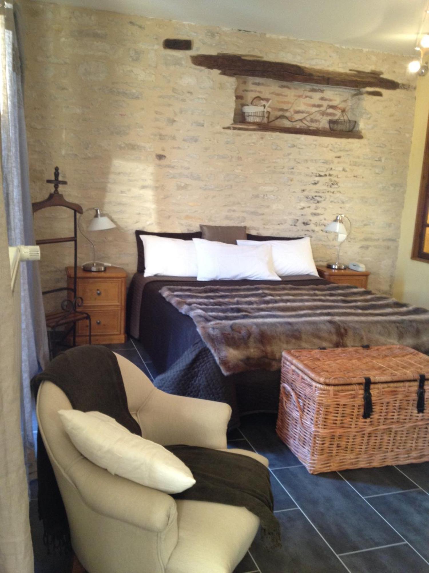 Logis Hotel La Grange Du Relais Коломбе-ле-дёз-Эглиз Экстерьер фото
