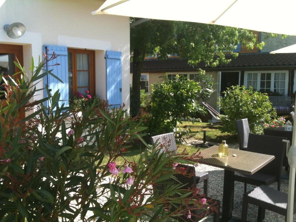 Logis Hotel La Grange Du Relais Коломбе-ле-дёз-Эглиз Экстерьер фото